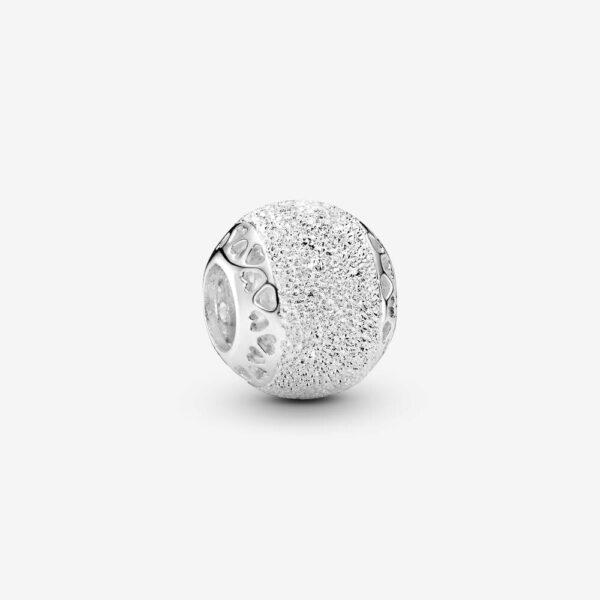 Pandora – Funklende Hjerte Charm i Sølv